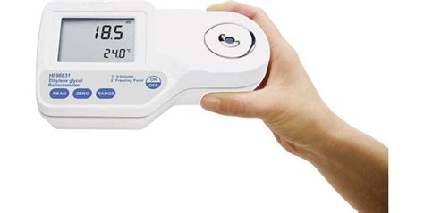 what does a refractometer measure